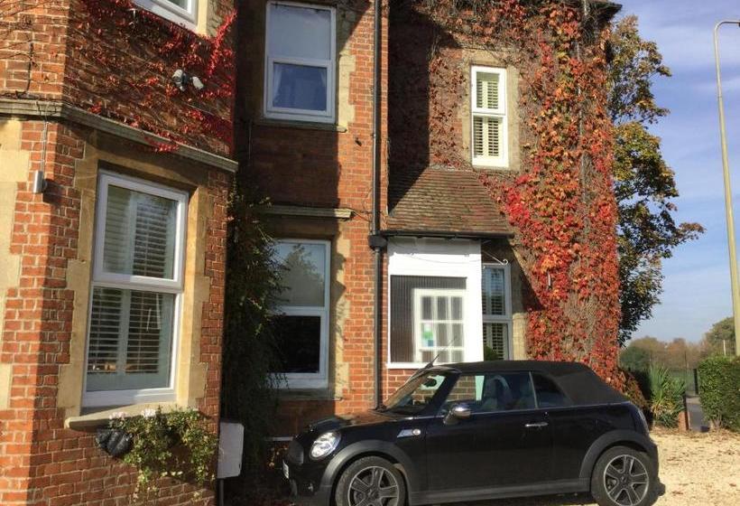 فندق Lakeside Guest House