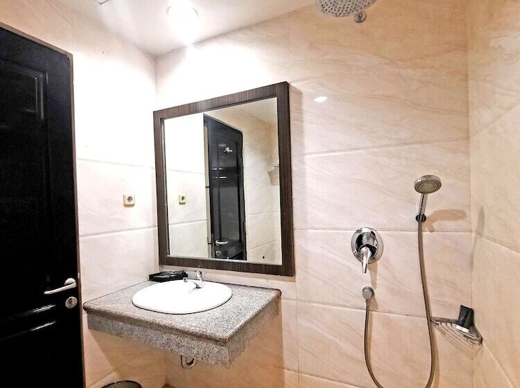 Отель Plaza Inn Kendari