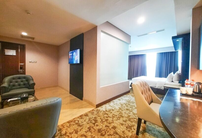 Отель Plaza Inn Kendari