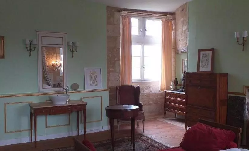 Aamiaismajoitus (B&B) Chambre Louis Xvi Au Château De Champagne Mouton