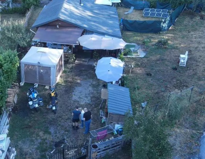 Aamiaismajoitus (B&B) La Cabane, Petite Chambre Agréable Chez L Habitant, Maison Toute En Bois