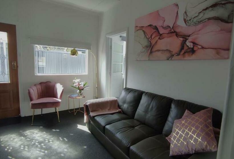 פנסיון Charming Guest House In Croydon Park