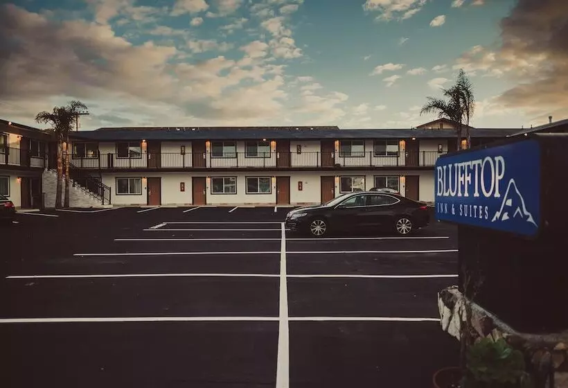 Retkeilymaja Blufftop Inn & Suites   Wharf/restaurant District