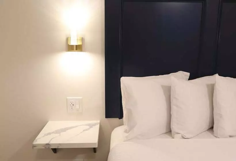 Retkeilymaja Blufftop Inn & Suites   Wharf/restaurant District