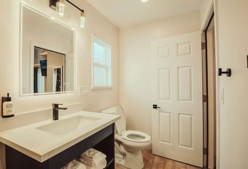 Retkeilymaja Blufftop Inn & Suites   Wharf/restaurant District