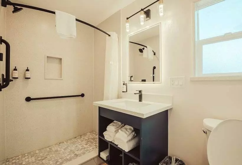 Retkeilymaja Blufftop Inn & Suites   Wharf/restaurant District