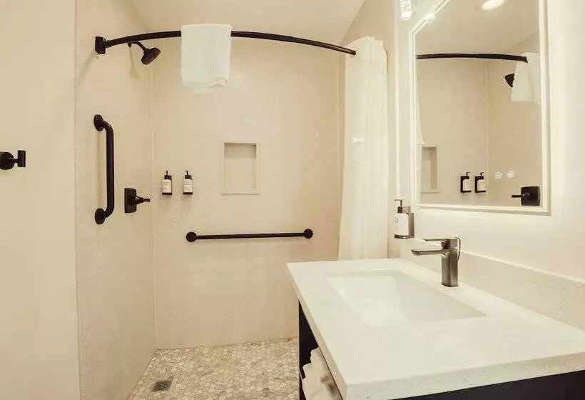 Retkeilymaja Blufftop Inn & Suites   Wharf/restaurant District