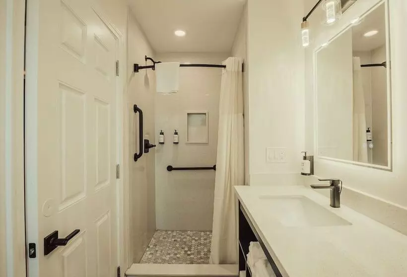 Retkeilymaja Blufftop Inn & Suites   Wharf/restaurant District