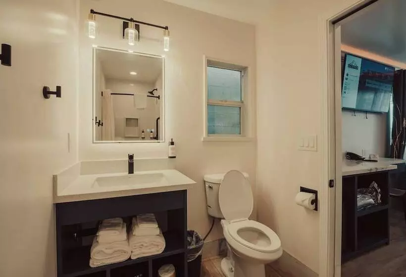 Retkeilymaja Blufftop Inn & Suites   Wharf/restaurant District