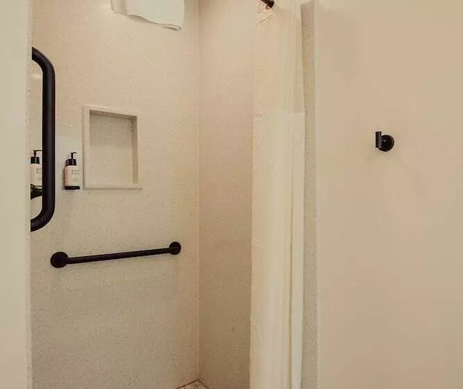 Retkeilymaja Blufftop Inn & Suites   Wharf/restaurant District