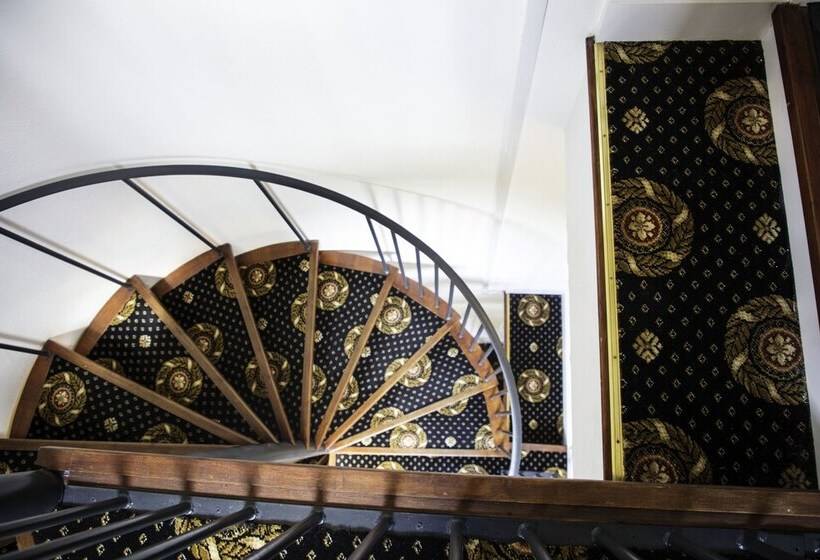 Отель The Charlton Boutique