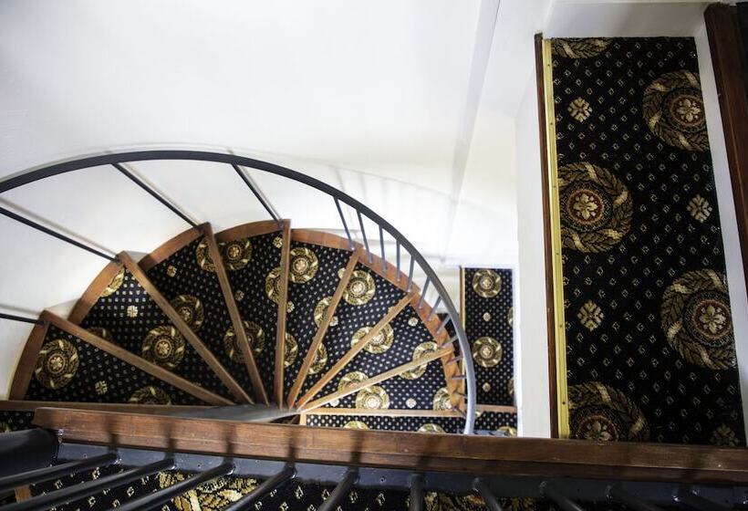 Отель The Charlton Boutique