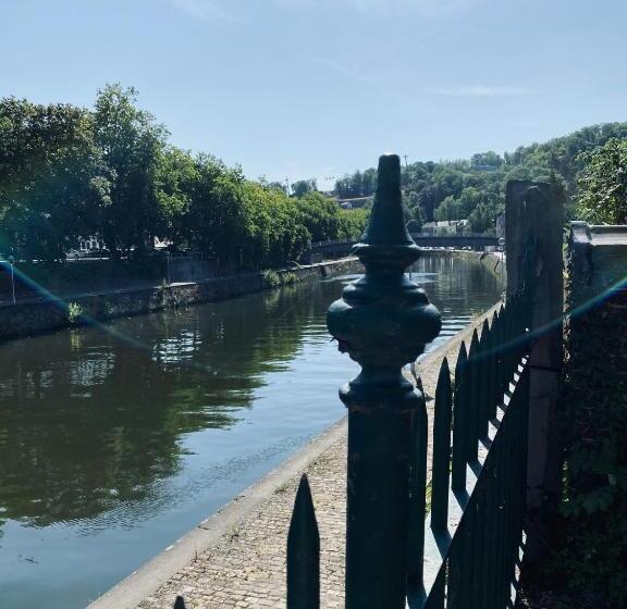 تختخواب و صبحانه Maison Henri Namur