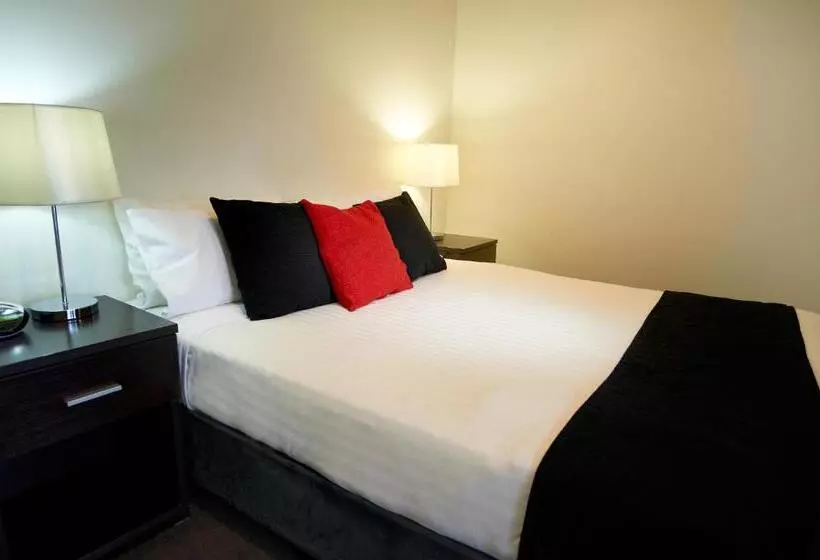 Отель City Edge On Elizabeth Apartment