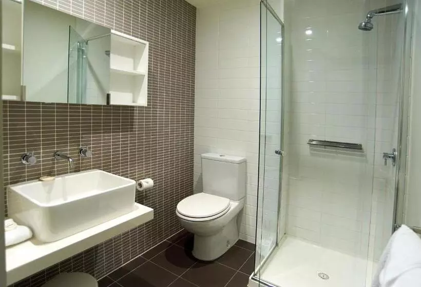 Отель City Edge On Elizabeth Apartment