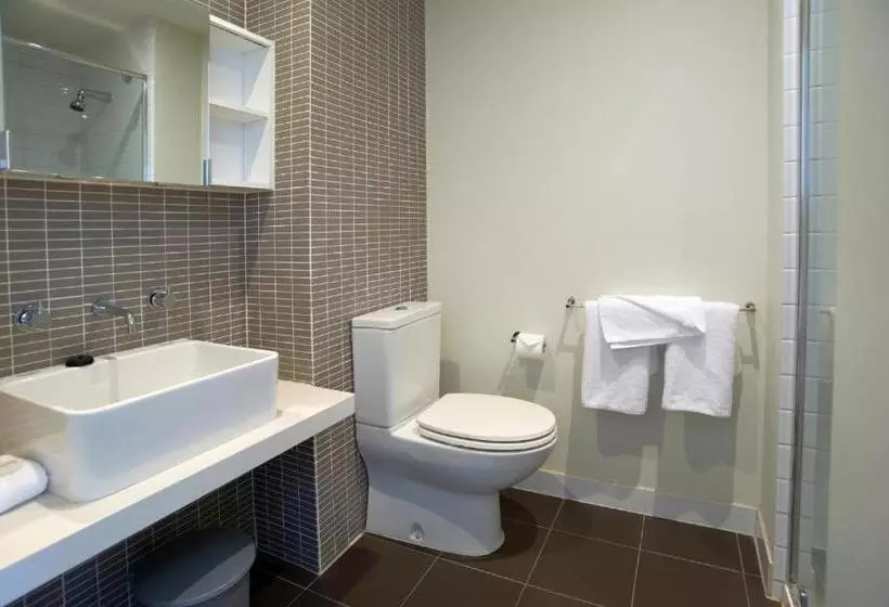 Отель City Edge On Elizabeth Apartment