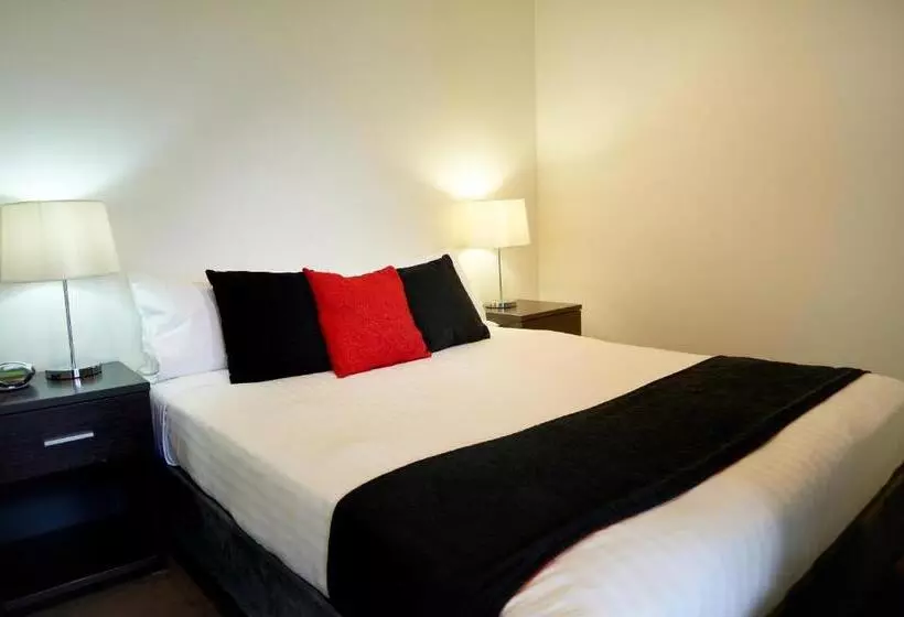 Отель City Edge On Elizabeth Apartment