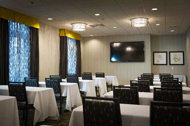فندق Holiday Inn Express And Suites Madison Central, An Ihg