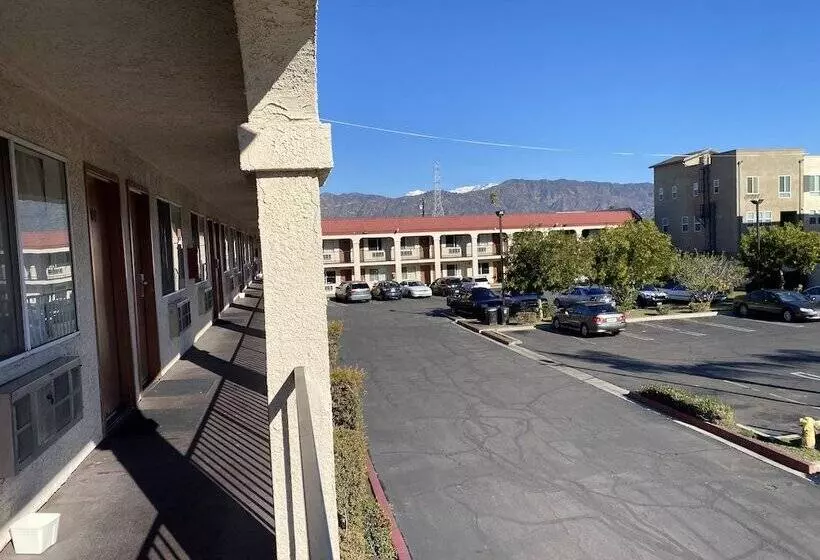 Motelli Howard Johnson By Wyndham Azusa