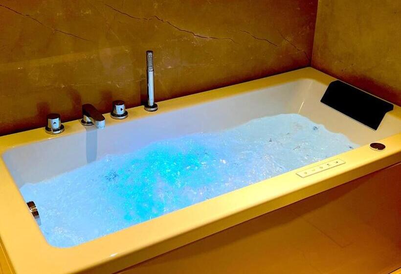 Отель Planet Hollywood Thane