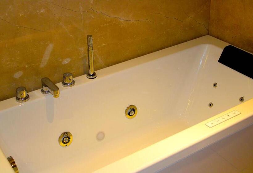 Отель Planet Hollywood Thane