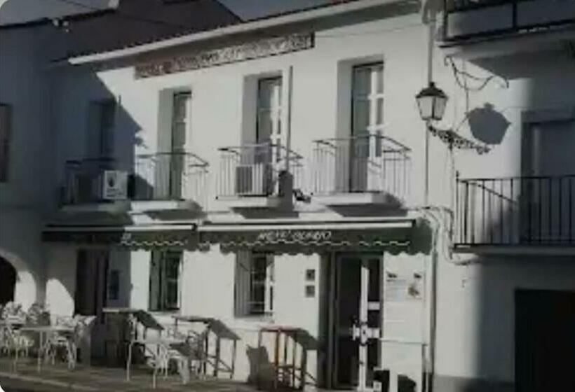 Пансион Hostal 2 Estrellas  Restaurante Las Tres Encinas En El Centro Del Pueblo