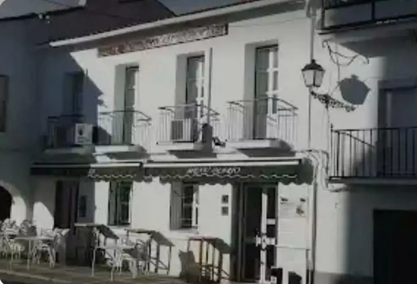 Majatalo Hostal 2 Estrellas  Restaurante Las Tres Encinas En El Centro Del Pueblo