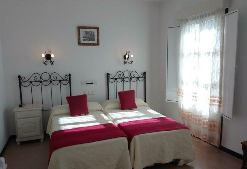 Пансион Hostal 2 Estrellas  Restaurante Las Tres Encinas En El Centro Del Pueblo