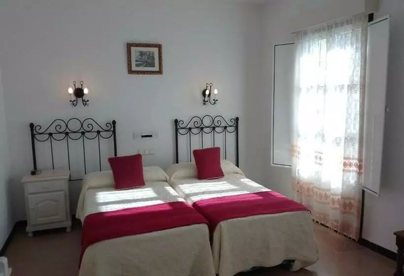 Majatalo Hostal 2 Estrellas  Restaurante Las Tres Encinas En El Centro Del Pueblo