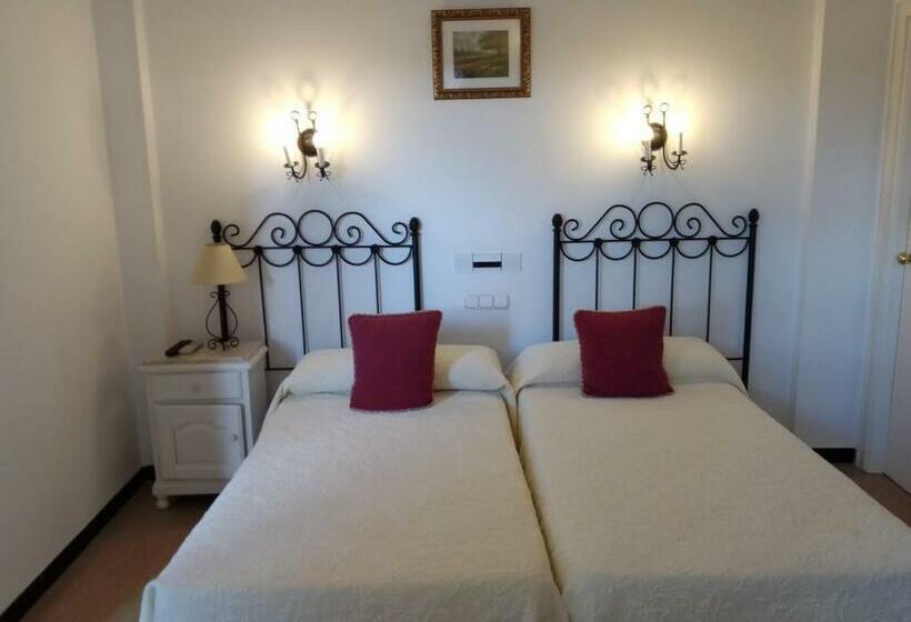 Пансион Hostal 2 Estrellas  Restaurante Las Tres Encinas En El Centro Del Pueblo