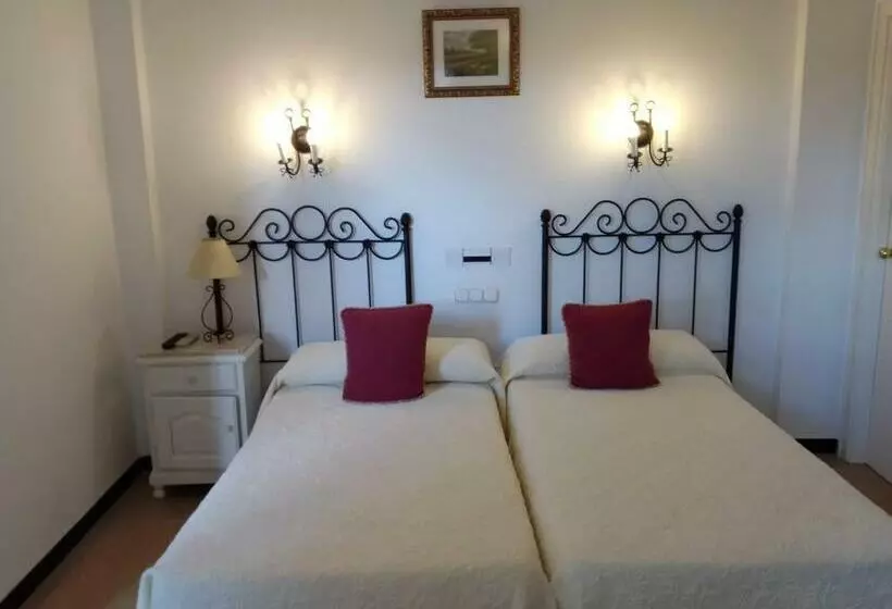 Majatalo Hostal 2 Estrellas  Restaurante Las Tres Encinas En El Centro Del Pueblo