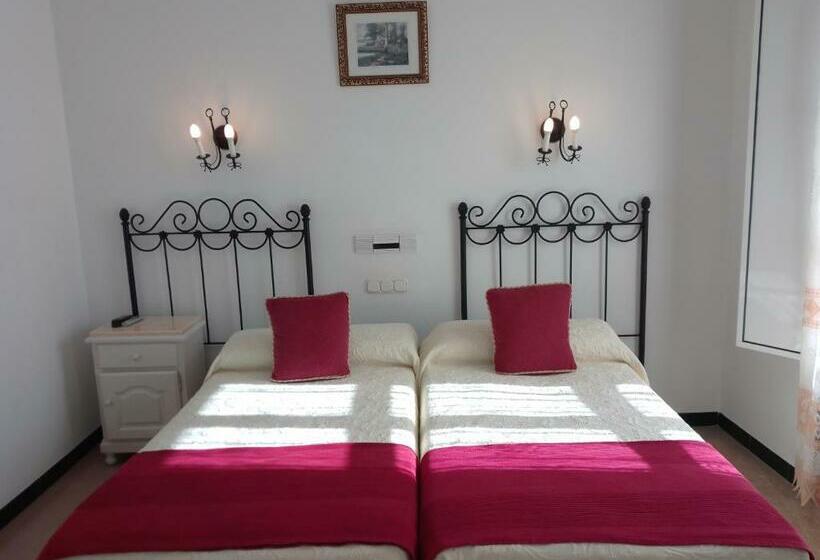 Пансион Hostal 2 Estrellas  Restaurante Las Tres Encinas En El Centro Del Pueblo