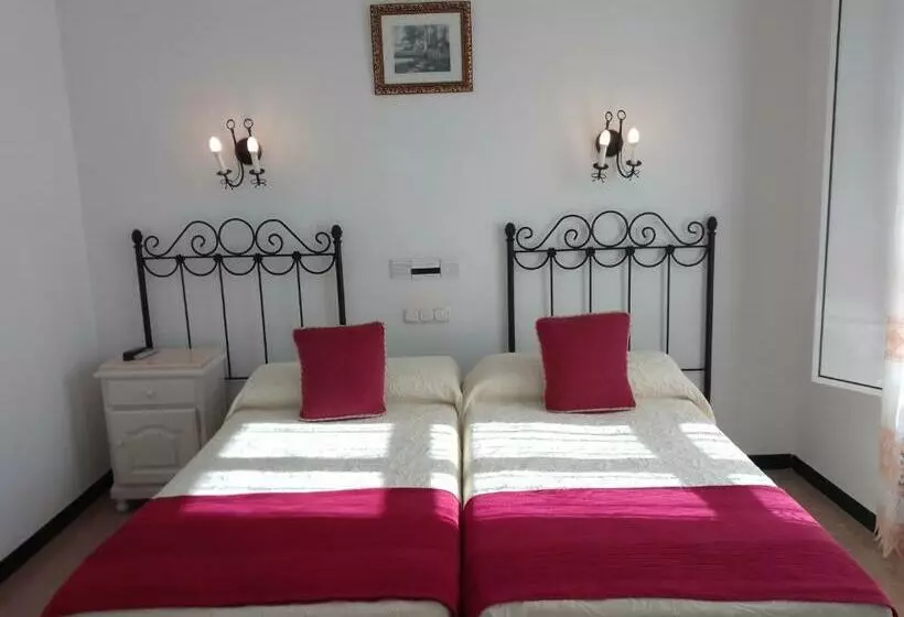 Majatalo Hostal 2 Estrellas  Restaurante Las Tres Encinas En El Centro Del Pueblo