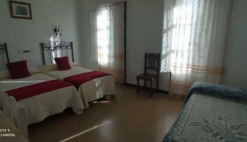 Majatalo Hostal 2 Estrellas  Restaurante Las Tres Encinas En El Centro Del Pueblo