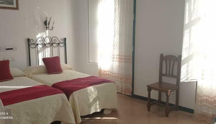 Пансион Hostal 2 Estrellas  Restaurante Las Tres Encinas En El Centro Del Pueblo