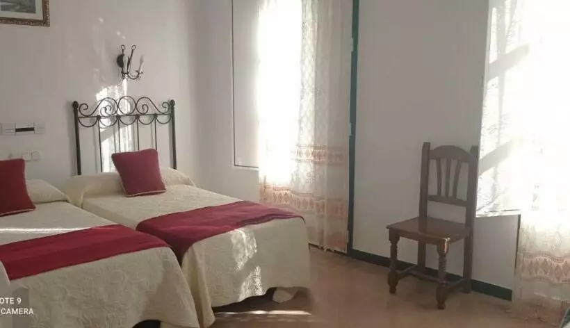 Majatalo Hostal 2 Estrellas  Restaurante Las Tres Encinas En El Centro Del Pueblo
