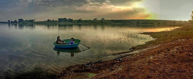 Bed and Breakfast Jungle Trailz Kabini
