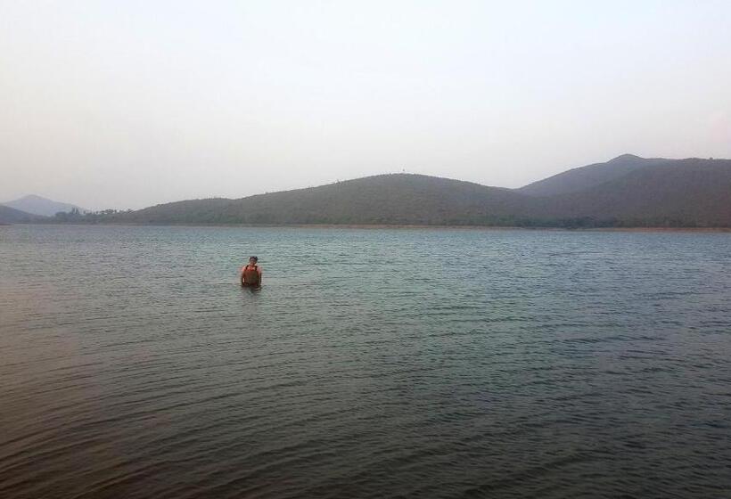 Bed and Breakfast Jungle Trailz Kabini