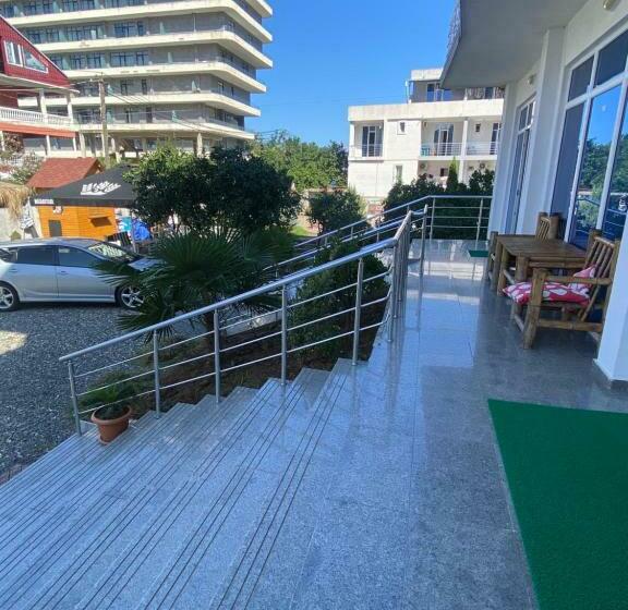 تختخواب و صبحانه White Room