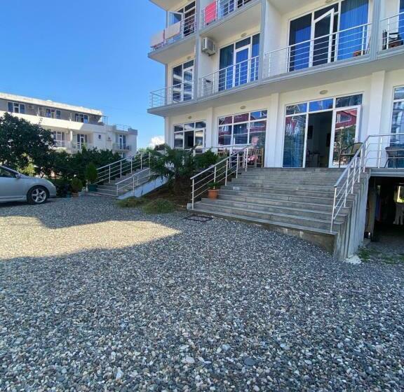 تختخواب و صبحانه White Room