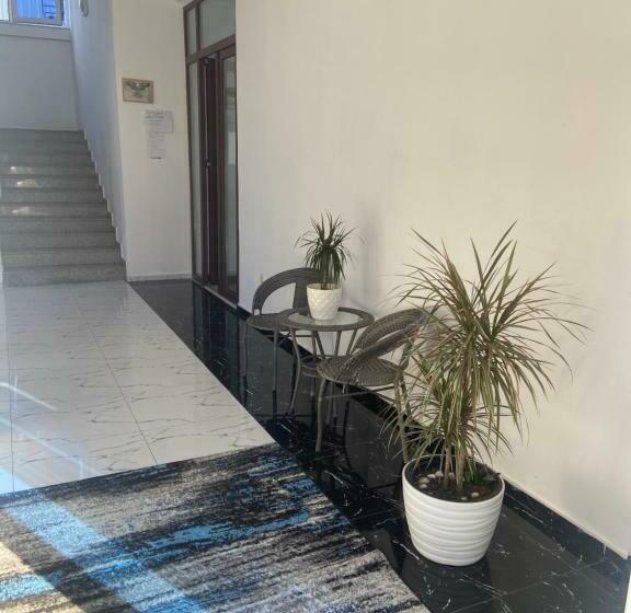 تختخواب و صبحانه White Room