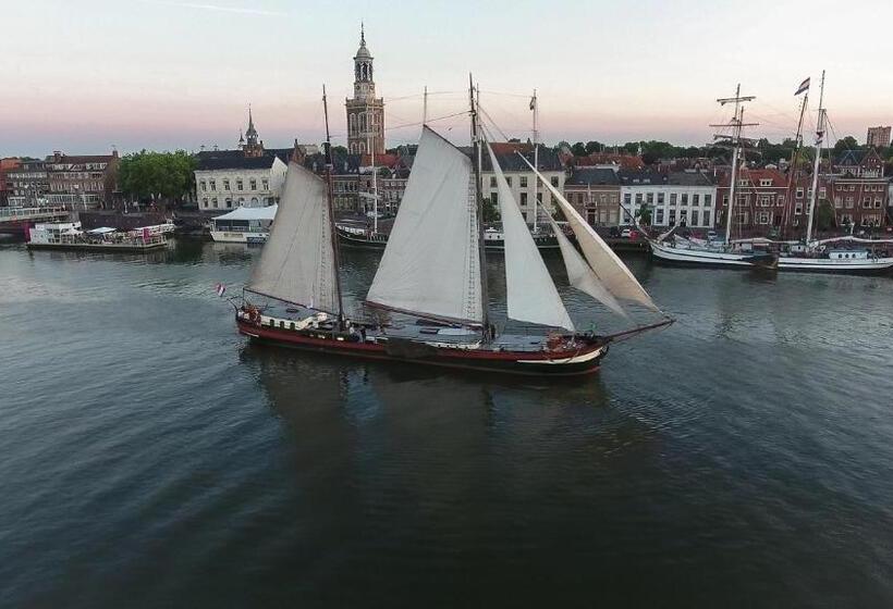 Bed and Breakfast Zeilschip De Hester