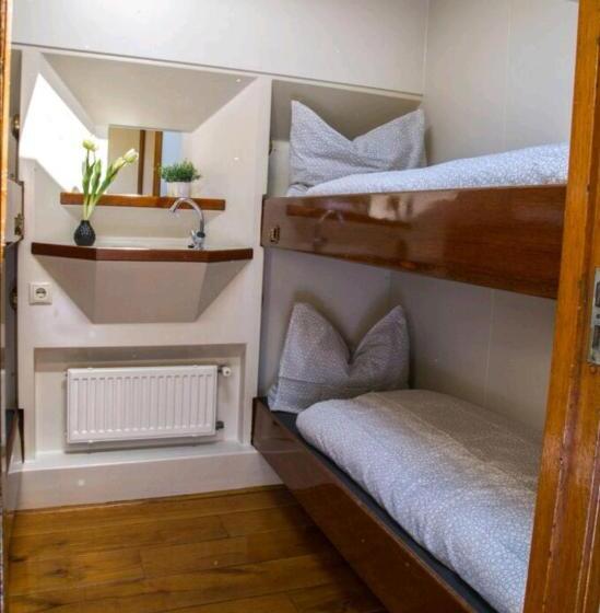 Bed and Breakfast Zeilschip De Hester