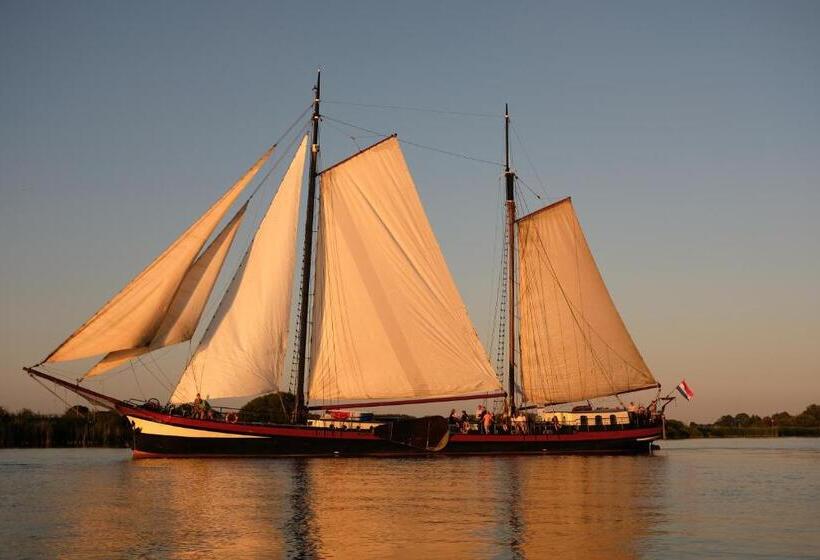 Bed and Breakfast Zeilschip De Hester