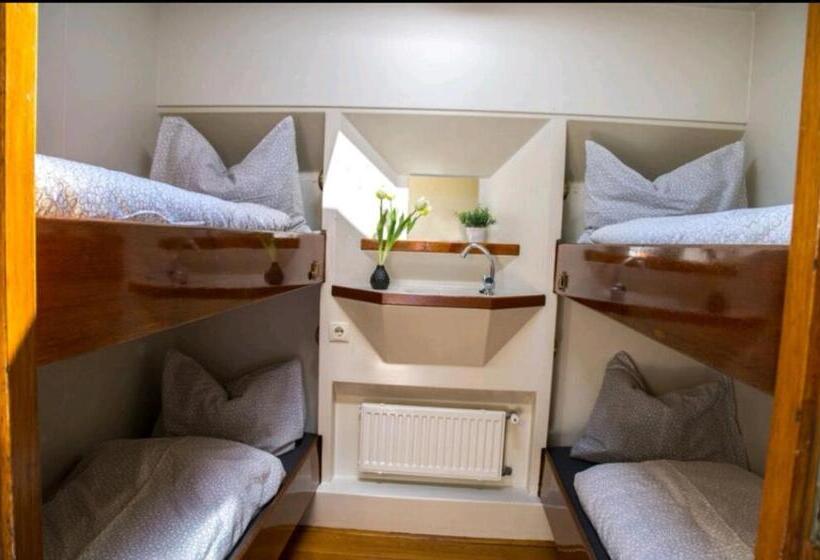 Bed and Breakfast Zeilschip De Hester