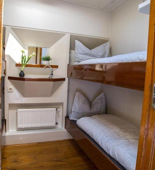 Bed and Breakfast Zeilschip De Hester