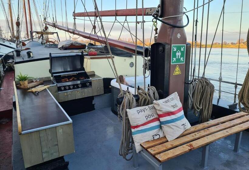 Bed and Breakfast Zeilschip De Hester