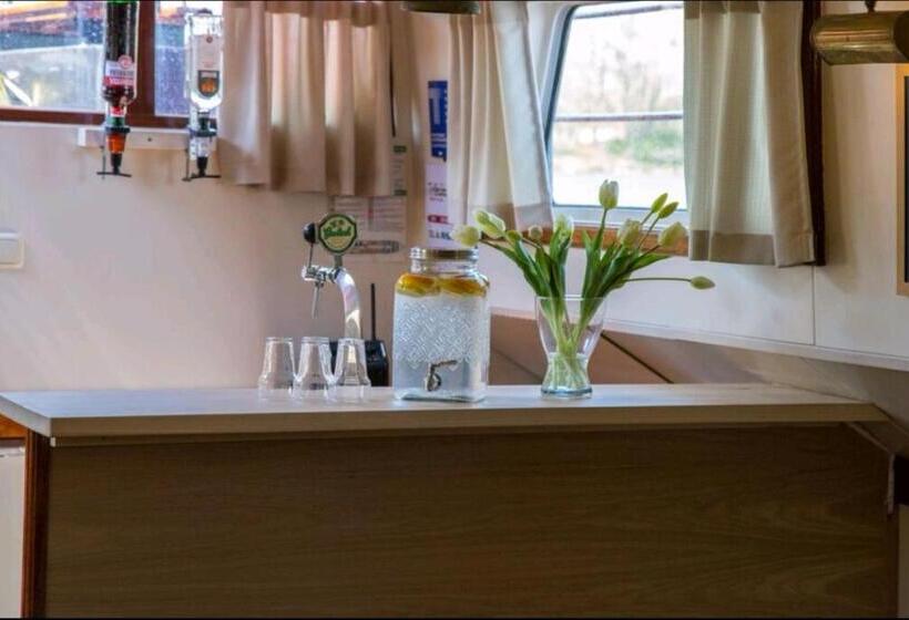 Bed and Breakfast Zeilschip De Hester