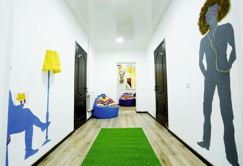 هاستل Interhouse Karakol