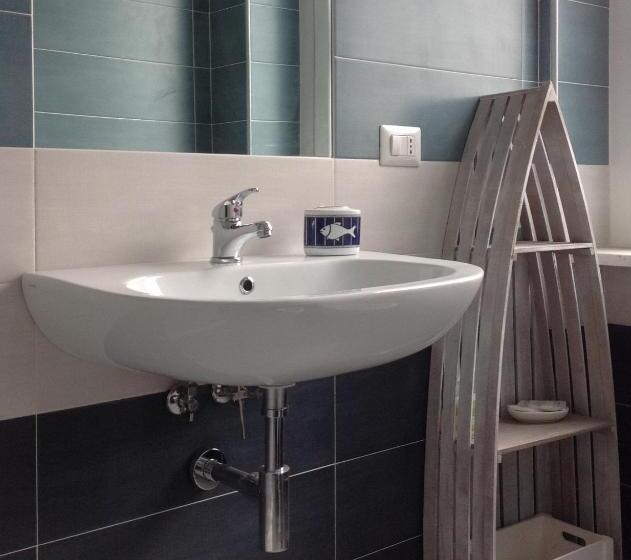 تختخواب و صبحانه One More Night